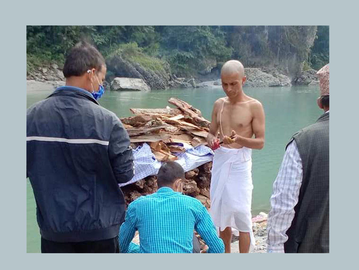 कोरोना संक्रमणबाट मृत्यु भएर शव गाडेको ५ महिनापछि निकालेर दाहसंस्कार
